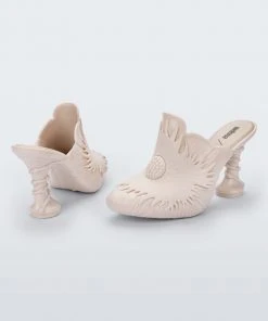 Adult Melissa Joy Flower + Thomas Benjamin Heel