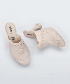 Adult Melissa Joy Flower + Thomas Benjamin Heel